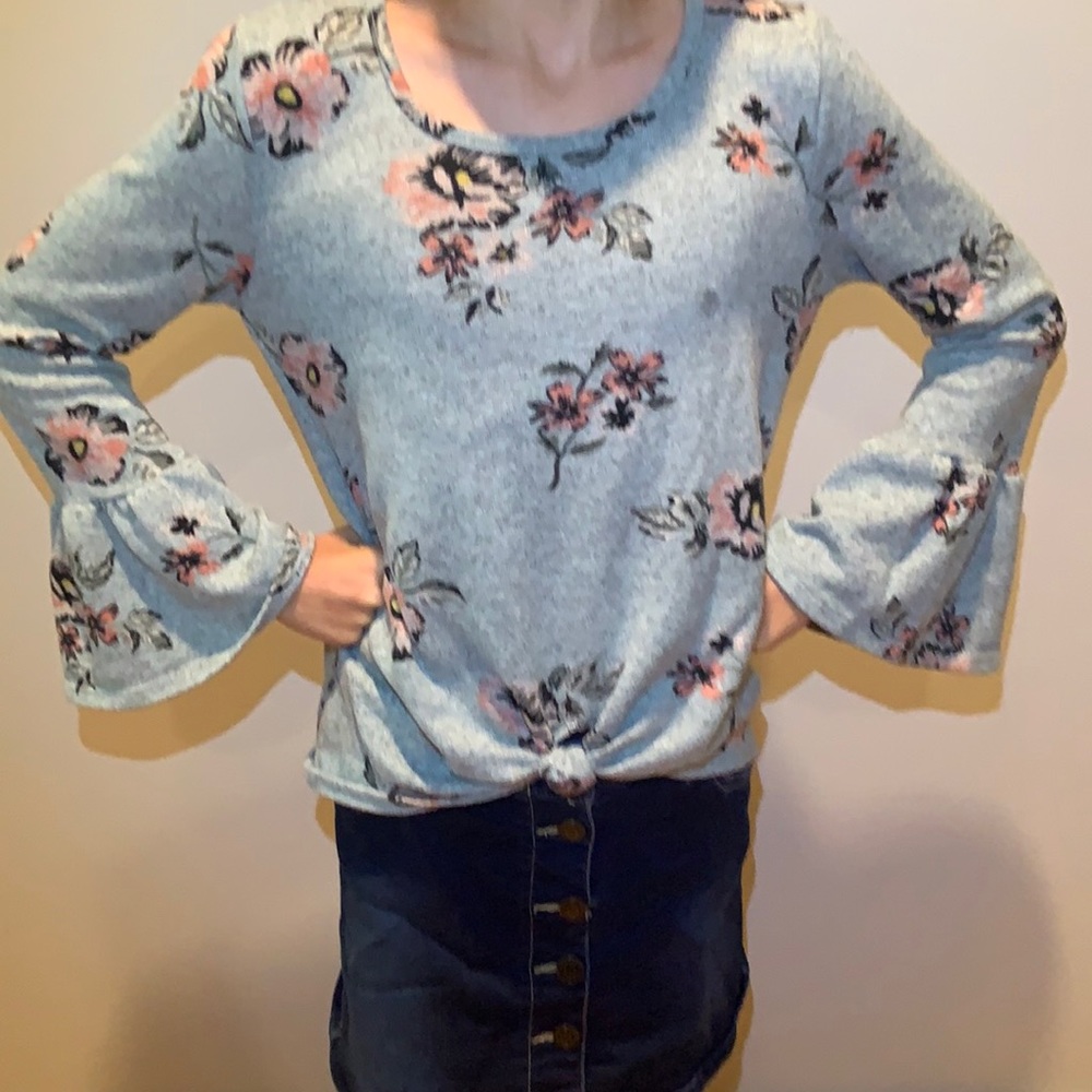 Girls size medium Beautees top with flare sleeves